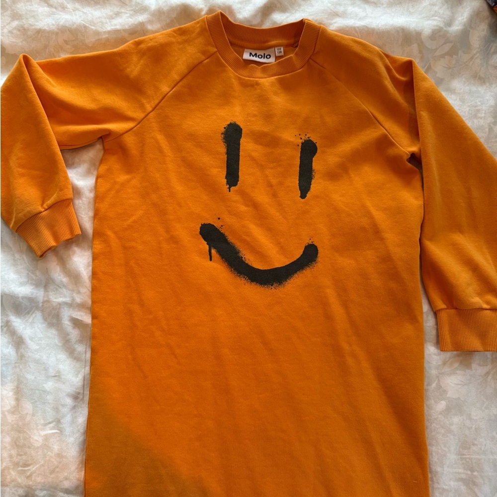 Cool sweatshirt dress. Normal to large size 7, will also fit an8.